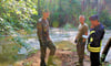 Soldaten und ein Feuerwehrmann stehen am 8. Juni 2013 nach dem Bruch des so genannten Hochufers im Wald „Mutter Sturm“ bei Aken.