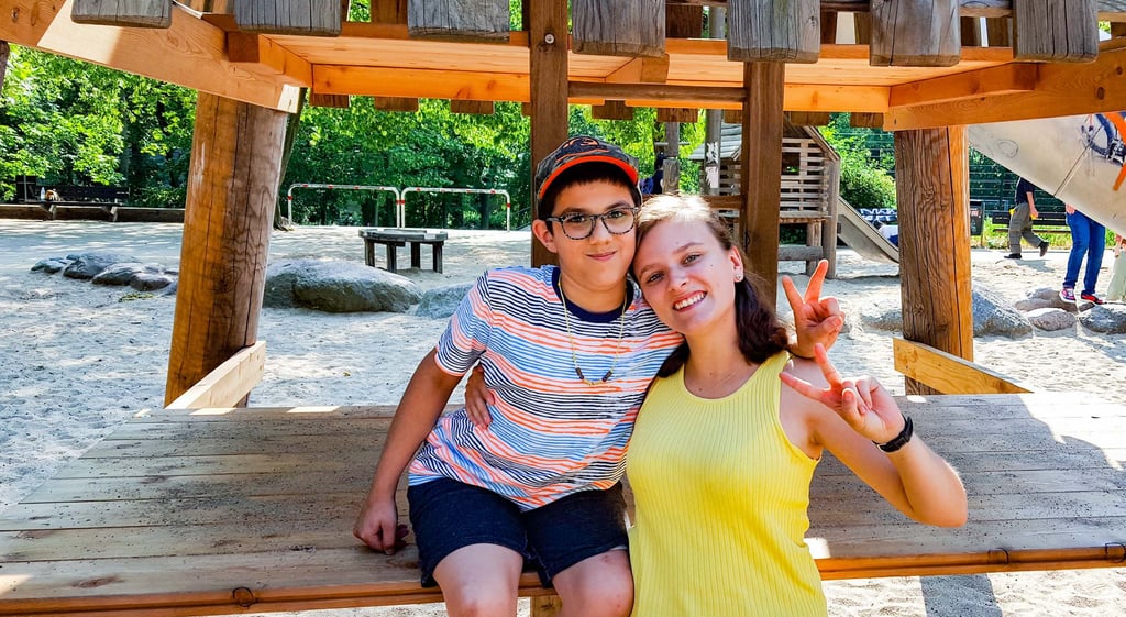 Jamil und Bildungspatin Julia Reinhardt sind mittlerweile ein eingespieltes Team. Zuletzt waren beide gemeinsam auf dem Spielplatz im Stadtpark.