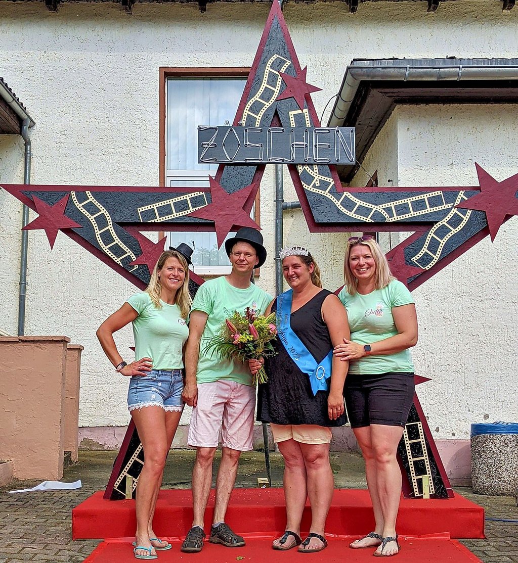 Peggy Bransdor (2.v.r.) ist die erste Zöschener Kuchenkönigin. Ortsbürgermeister Christan Groß sowie Jana Gibas (l.) und Julia Franz vom Kuchenessen-Verein gratulieren der frisch gekrönten Majestät.