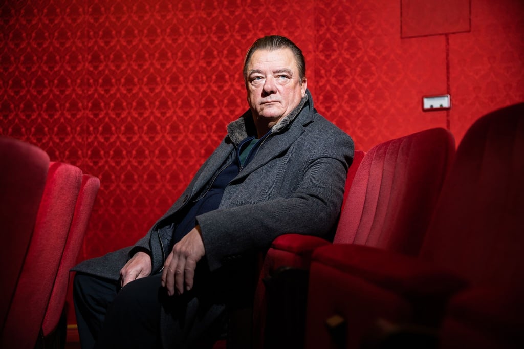 Peter Kurth, Schauspieler, sitzt im Deutschen Theater in Berlin.