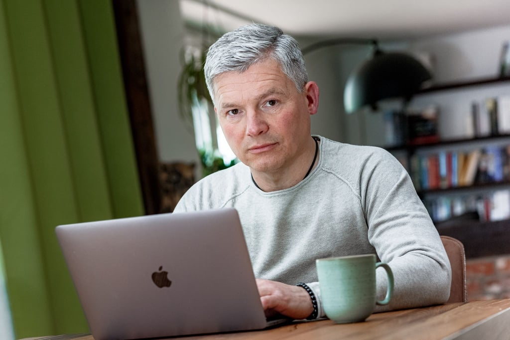 Bestseller-Autor Andreas Winkelmann sitzt vor seinem Laptop.