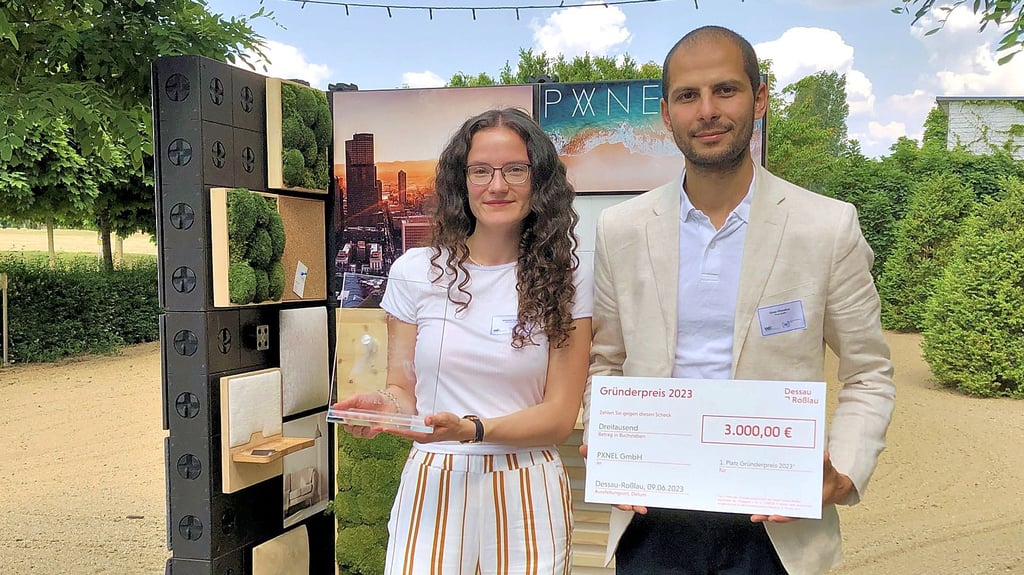 Elisabeth Rudi und Omar Ghandour vor einer Musterwand ihrer Firma PXNEL GmbH. Es fehlt der dritte im Bunde, Mathias Obetzhauser.