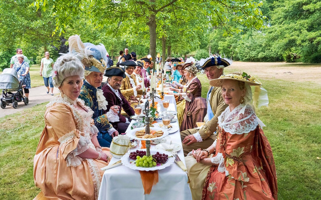 An der Kaffeetafel des Hofstaates im Schlosspark nahmen im Lauf des Nachmittags mehr als 100 Gäste Platz.