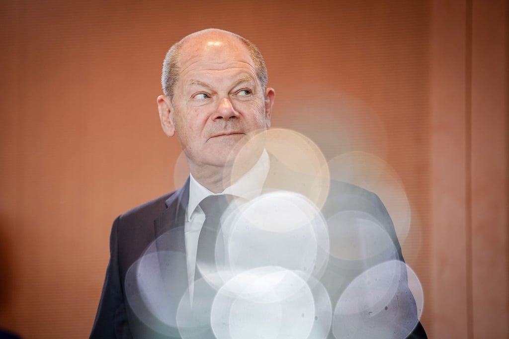 Olaf Scholz nimmt an einer Sitzung im Bundeskanzleramt teil.