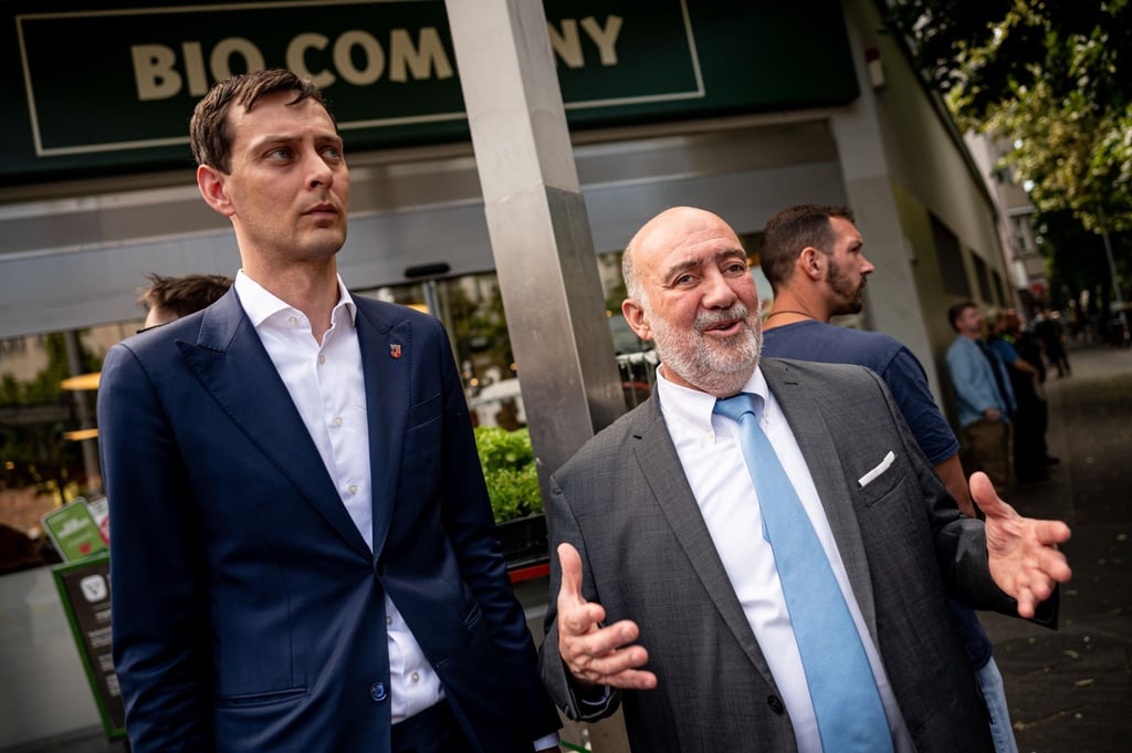Ron Prosor (r), Israelischer Botschafter in Berlin, besucht mit Martin Hikel (SPD), Bezirksbürgermeister von Neukölln, nach antisemitischen Plakaten in Berlin-Neukölln letzte Woche die Sonnenallee.