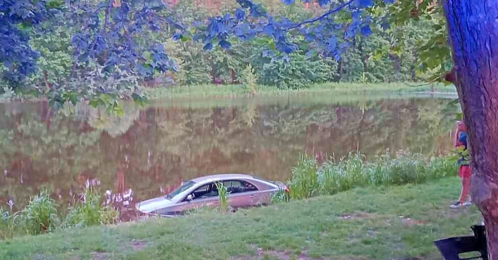 Feuerwehreinsatz in Haldensleben: Feuerwehrleute müssen Auto aus Nonnenspringteich ziehen.