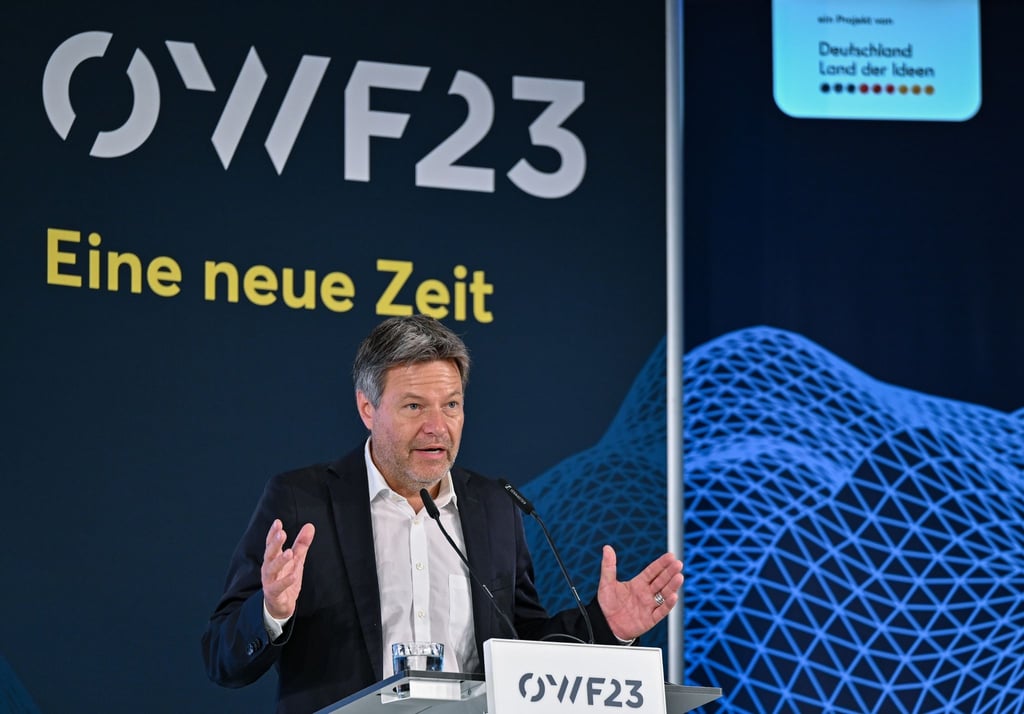 Robert Habeck (Bündnis 90/Die Grünen), Bundesminister für Wirtschaft und Klimaschutz, spricht auf dem Ostdeutschen Wirtschaftsforum (OWF).