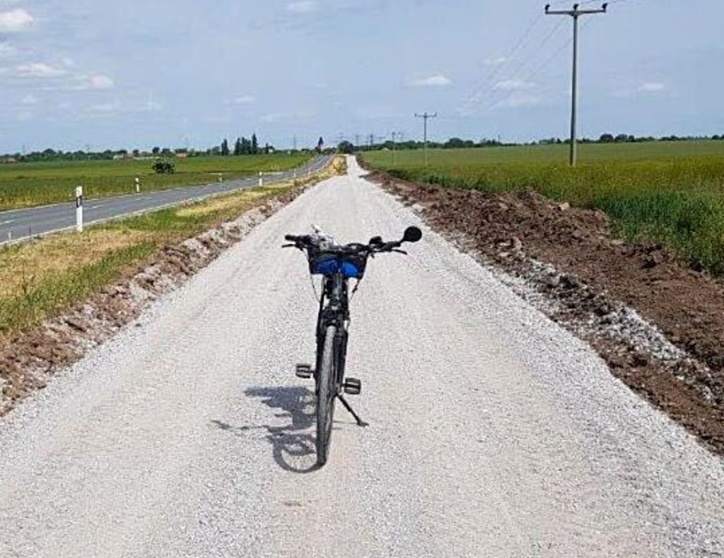 Der Radweg zwischen Staßfurt und Förderstedt (im Hintergrund) nimmt Formen an.