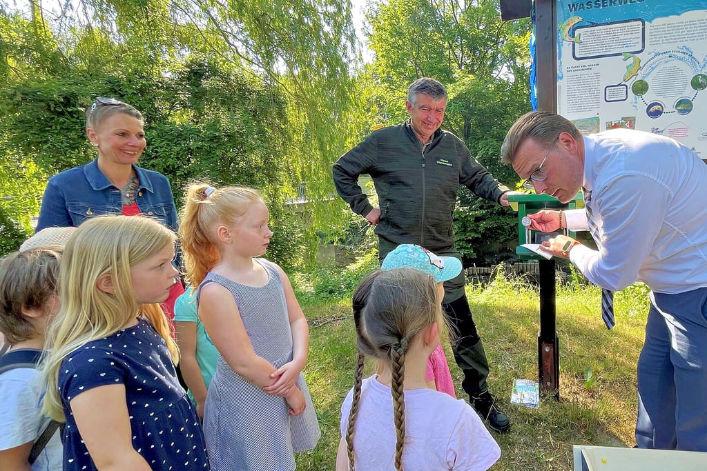 Zur Einweihung der beiden Sonderstempelstellen der Harzer Wandernadel und den Info-Tafeln zum Umweltbildungsprojekt an den Naturlehrpfaden in Wernigerode verteilt Oberbürgermeister Tobias Kascha gleich Stempel an die Kinder vom Christus-Kindergarten. Mit dabei sind Kita-Leiterin Kristin Otto und Klaus Dumeier, Geschäftsführer der Harzer Wandernadel.