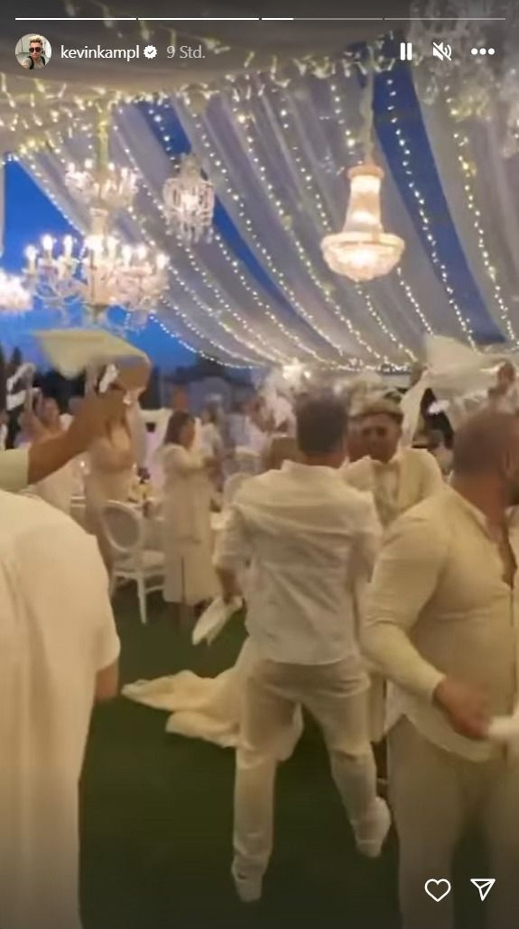 Kevin Kampl und seine Frau feierten nochmal ihre Hochzeit.