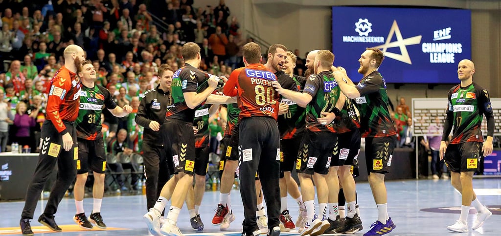Hier feiern die Spieler des SCM nach der Partie gegen Plock den Einzug ins Final 4 der Champions League. Und dort können sich die Grün-Roten auch über weitere Einnahmen freuen.