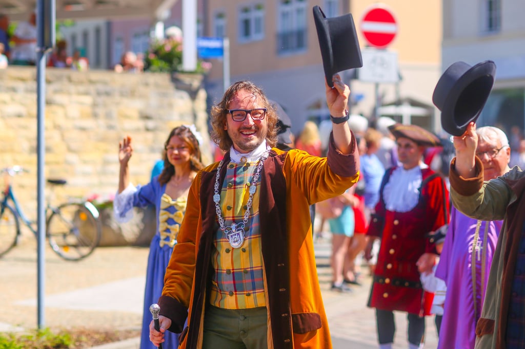 Der Schlossfestumzug zählte 680 kostümierte Teilnehmer. Damit haben die Merseburger die Stadtwette gegen Oberbürgermeister Sebastian Müller-Bahr gewonnen.