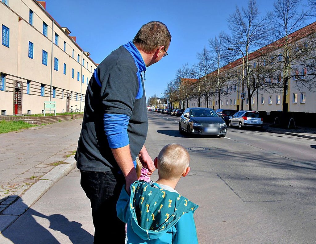 Christian Sinner mit seinen beiden Kindern beim Überqueren der Beimsstraße in Stadtfeld.
