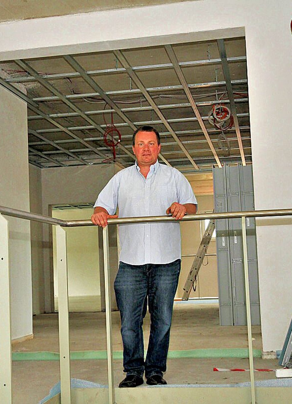 Denis Vogler steht im Treppenhaus der im Bau befindlichen Freien Sekundarschule Riestedt.
