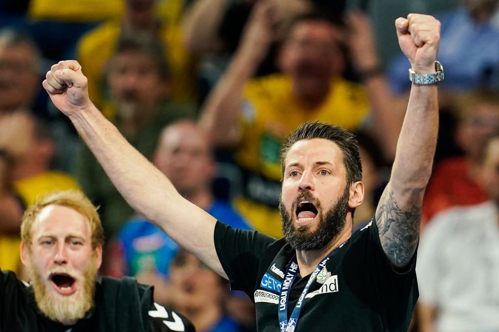 Magdeburgs Trainer Bennet Wiegert jubelt.