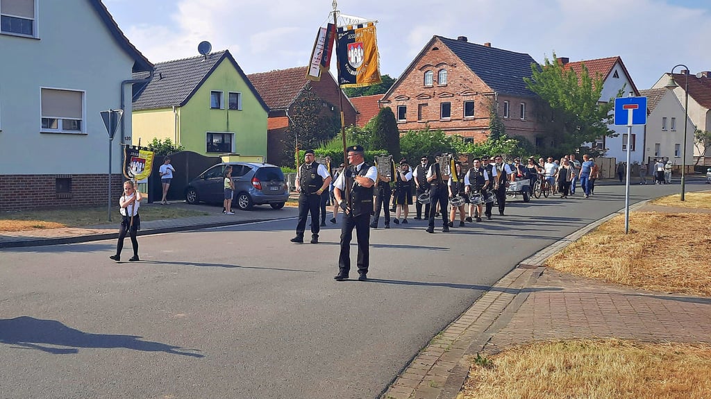 Am vergangenen Wochenende wurde in Gorsdorf und Hemsendorf das 50. Parkfest gefeiert. Weil die Bäume im Park am Hemsendorfer Wasserschloss jedoch vom Goldafter befallen sind, wurde dieses Jahr am Dorfgemeinschaftshaus in Gorsdorf gefeiert, wo der Festumzug zur Eröffnung am Samstag hinführte.
