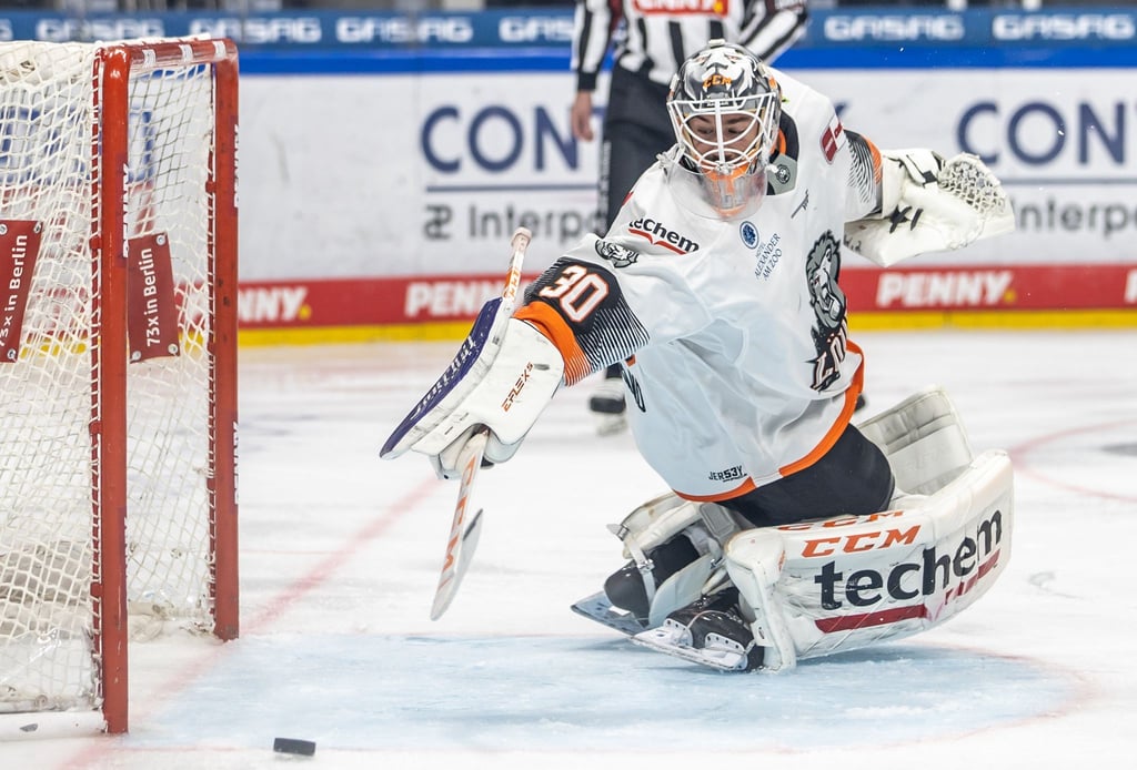 Torhüter Jake Hildebrand wehrt einen Puck ab.