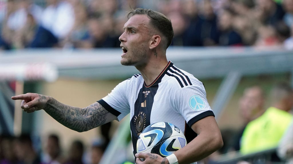 Deutschlands David Raum gibt Anweisungen.