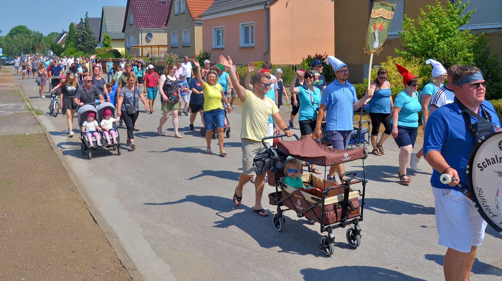 Die größte Gruppe beim Festumzug in Dodendorf anlässlich des 1045-jährigen Dorfbestehens war am vergangenen Sonnabend die der Kindertagesstätte „Wichtelland“ und der Bürger Dodendorfs selbst.