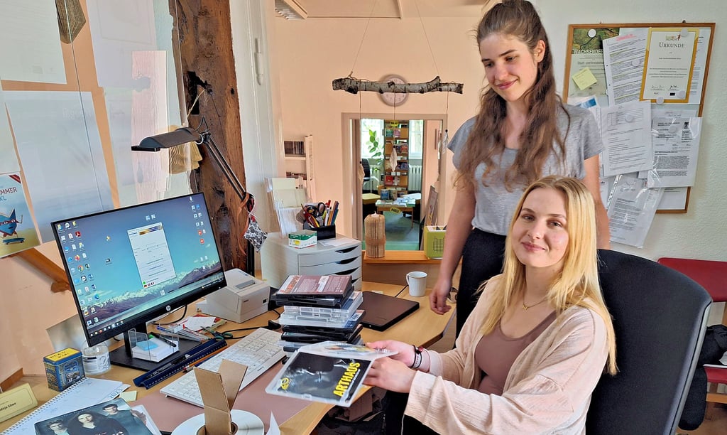 Die beiden städtischen Auszubildenden beim Digitalisieren der CDs in der Klötzer Bibliothek. Von den knapp 30 000 Medien in der Einrichtung sind bereits fast 14 000 in den zurückliegenden Tagen eingescannt worden. 