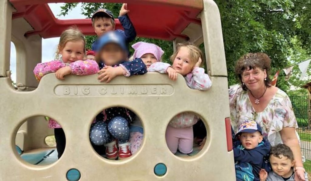 Erzieherin Anke Geisler arbeitet seit 28 Jahren im „Zwergenstübchen“. Hier ist sie mit den Kleinen auf dem Spielplatz der Kita.