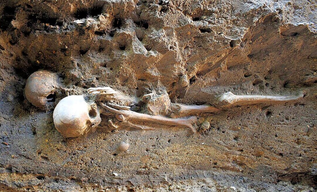 An der Jacobikirche in Stendal wurden von Archäologen bei Ausgrabungen im vergangenen Jahr mehrere Skelette gefunden.
