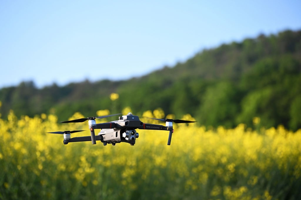 Eine Drohne startet zum Flug über ein Feld im Landkreis Haßberg in Bayern.