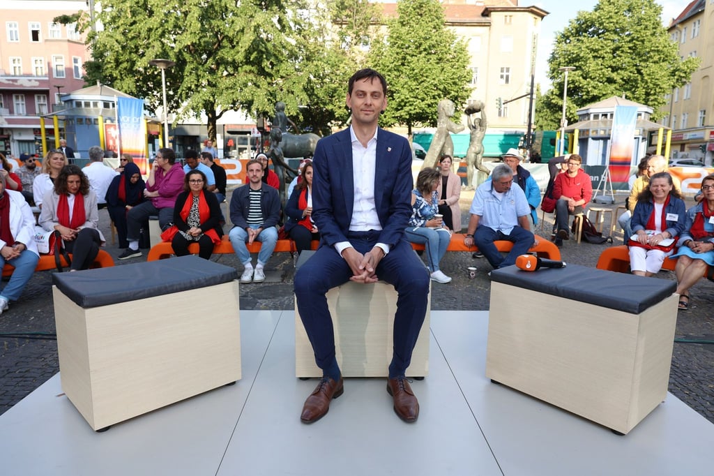 Neuköllns Bezirksbürgermeister Martin Hikel (SPD) sitzt beim ZDF-Morgenmagazin live.