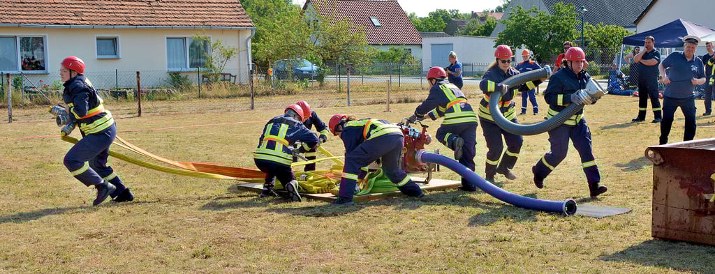 Weil die Frauen aus Losenrade beim Feuerwehrsport derzeit nur wenig Konkurrenz in ihrem Einzugsgebiet haben, räumten sie beim Seehäuser Verbandsgemeinde-Ausscheid in Pollitz am Sonnabend auch kräftig ab. Trotzdem legten sie sich nicht nur beim Löschangriff mächtig ins Zeug.