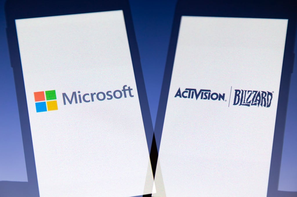 Die Logos des amerikanischen multinationalen Technologiekonzerns Microsoft und des Videospielunternehmens Activision Blizzard.