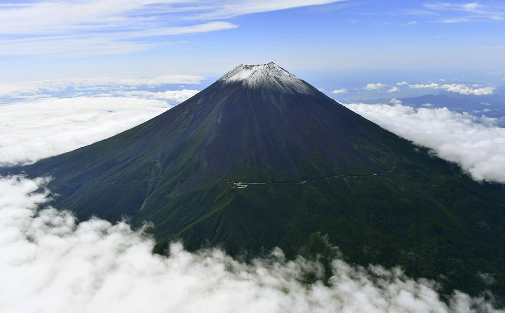 Der Gipfel des Fuji, Japans höchstem Berg zwischen den Präfekturen Yamanashi und Shizuoka, ist schneebedeckt.