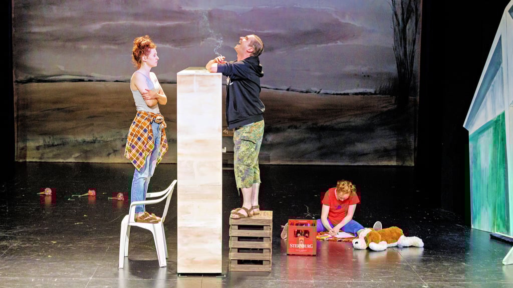 Auf Augenhöhe: Dora (Ronja Jenko) und Gote (Philip Dobraß), rechts Franzi (Esther Bechtold)