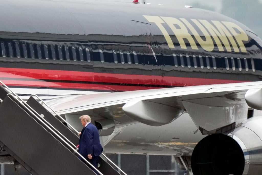 Donald Trump besteigt am Flughafen Newark sein Flugzeug, um nach Miami zu fliegen.