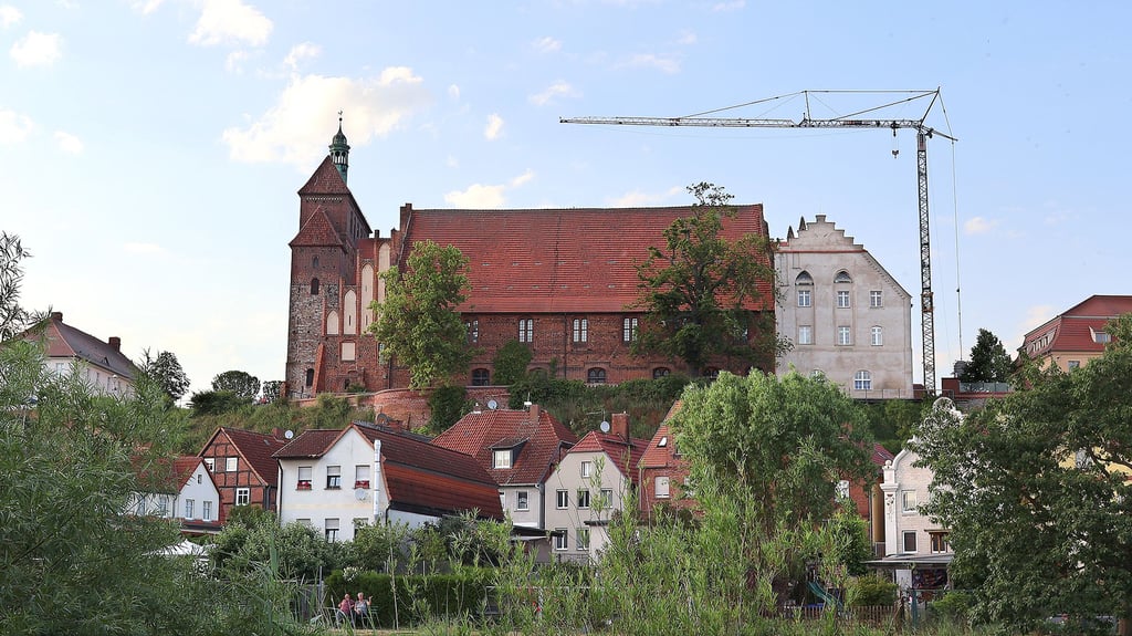 Am Dach der Klosteranlage am Dom St. Marien wird jetzt gebaut. Die Arbeiten werden in Abschnitten ausgeführt.
