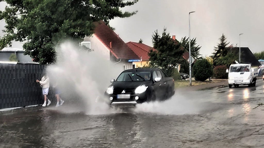 Autofahrer spritzen Passanten nass: Nach Starkregen in Gardelegen heizen einige Pkw absichtlich schnell durch die Pfützen.