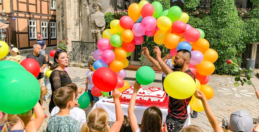 Khaled Mohamad hat eine kleine Feier auf dem Markplatz in Quedlinburg organisiert.