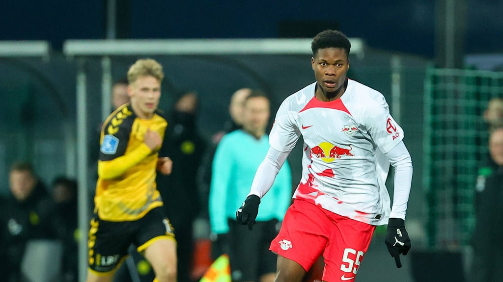 Winners Osawe für RB Leipzigs U17 am Ball.