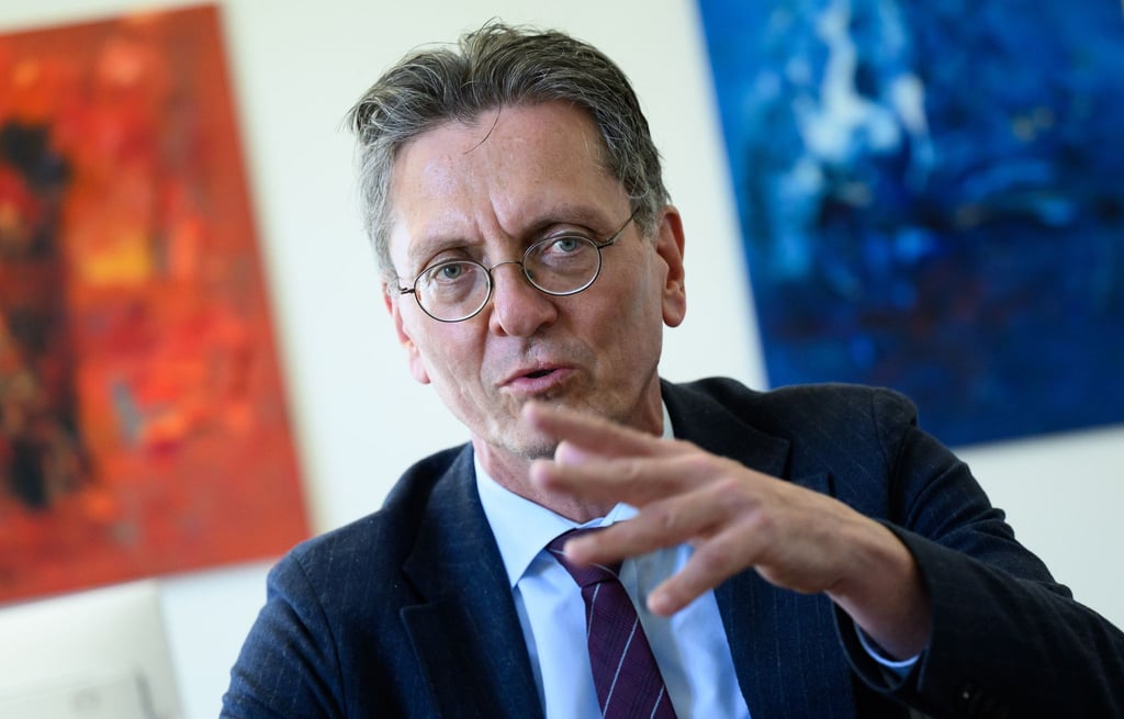 Christian Gaebler (SPD), Berliner Senator, sitzt in seinem Büro in der Senatsverwaltung.
