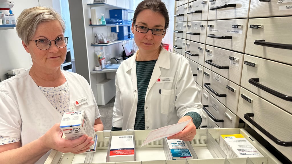 Medikamentenmangel auch in Burg: Auch in den Schubladen der Burger Löwen-Apotheke fehlt es an Arzneien, wie Apothekerin Silke Schreiber (r.) und Pharmazie-Ingenieurin Dagmar Konkolewski zeigen.