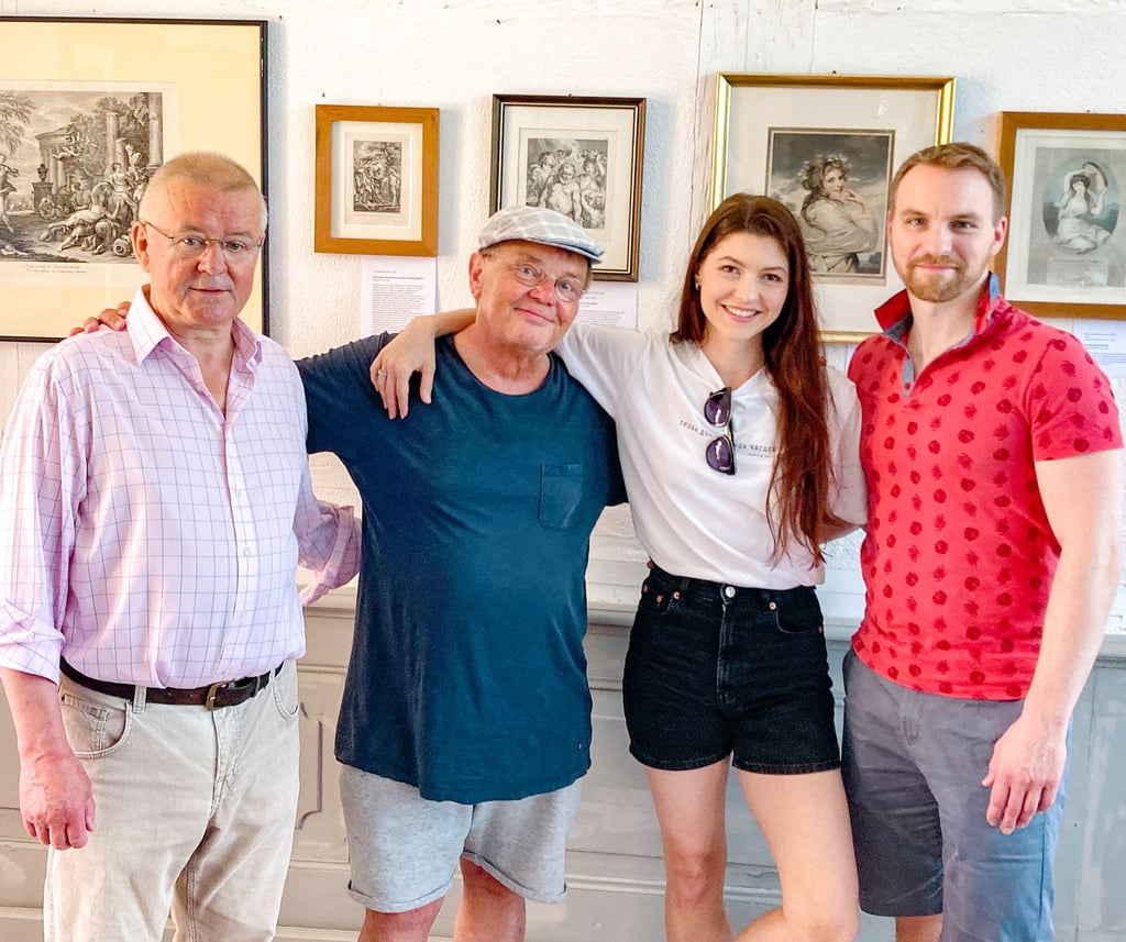 Vor dem letzten Drehtag hat Uwe Quilitzsch (l.) am Samstagnachmittag Peter Moschall, Anastasiya Kuzina und Simon Herm durch die von ihm kuratierte Ausstellung „Bacchus und Silen“ im Wörlitzer „Eichenkranz“ geführt.