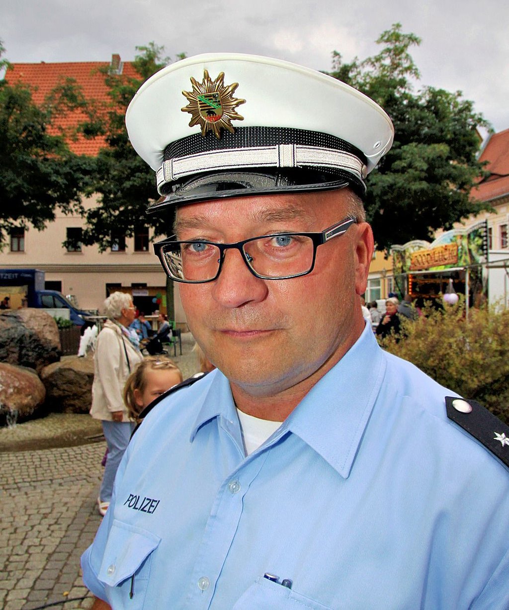 Regionalbereichsbeamter Andre Bellmann warnt die Bürger, nicht zu leichtgläubig am telefon zu sein.