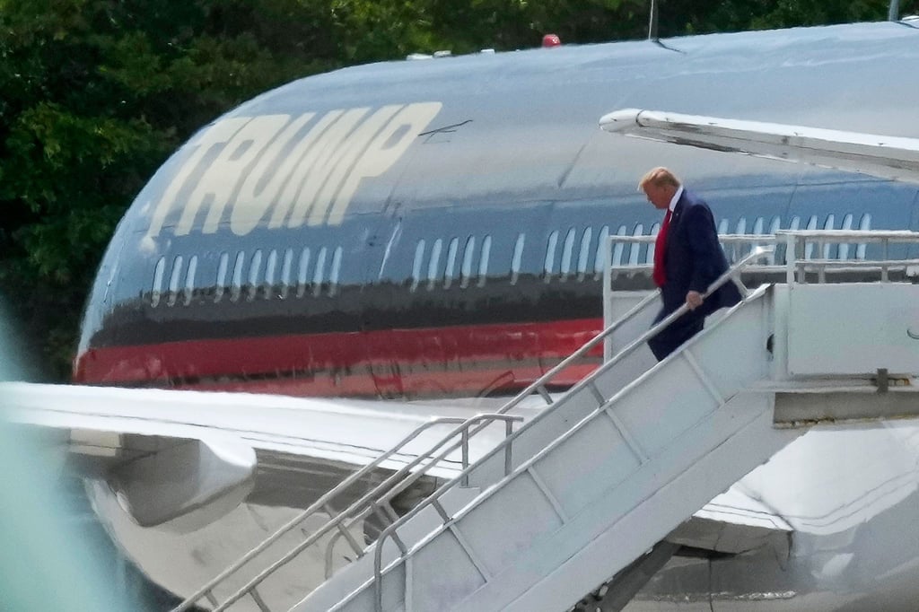 Donald Trump verlässt in Miami das Flugzeug.