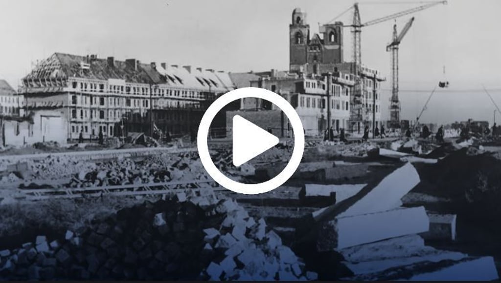 Wiederaufbau am Zentralen Platz in Magdeburg 1953, im Hintergrund rechs die Johanniskirche.