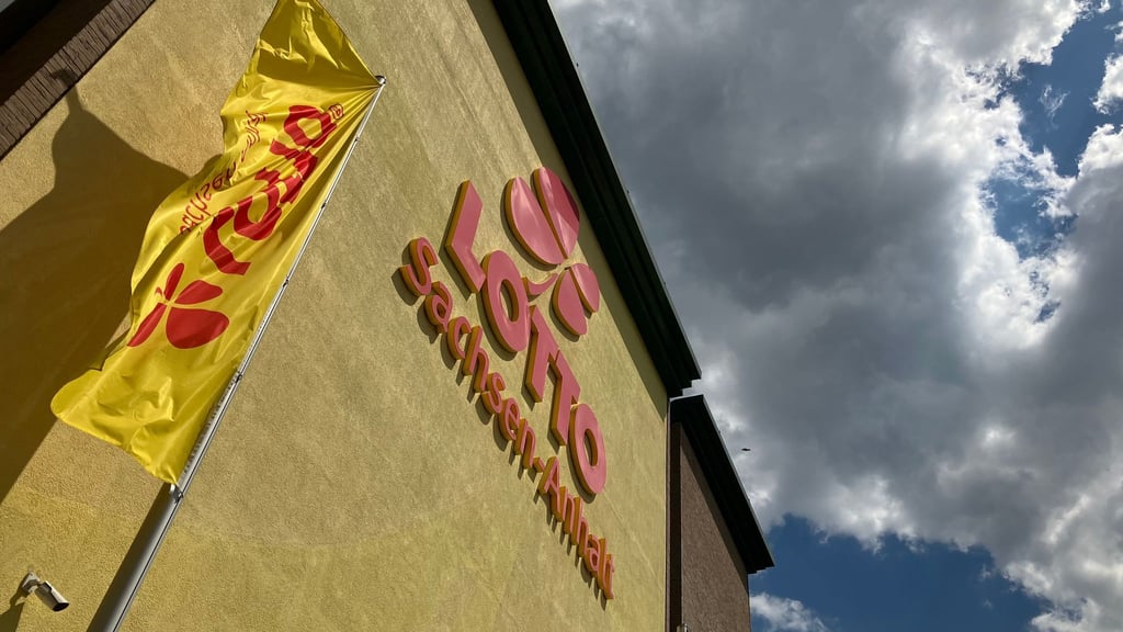 Die Fassade von Lotto Sachsen-Anhalt in der Sonne.