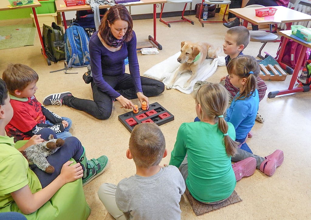 Ehrenamt auch während der Arbeitszeit: Stephanie Brehm, Inhaberin des Therapie- und Ausbildungszentrums (TAZ), mit Hündin Kyra in einer Schule. Der ehrenamtliche Besuchsdienst muss vorerst ausfallen.