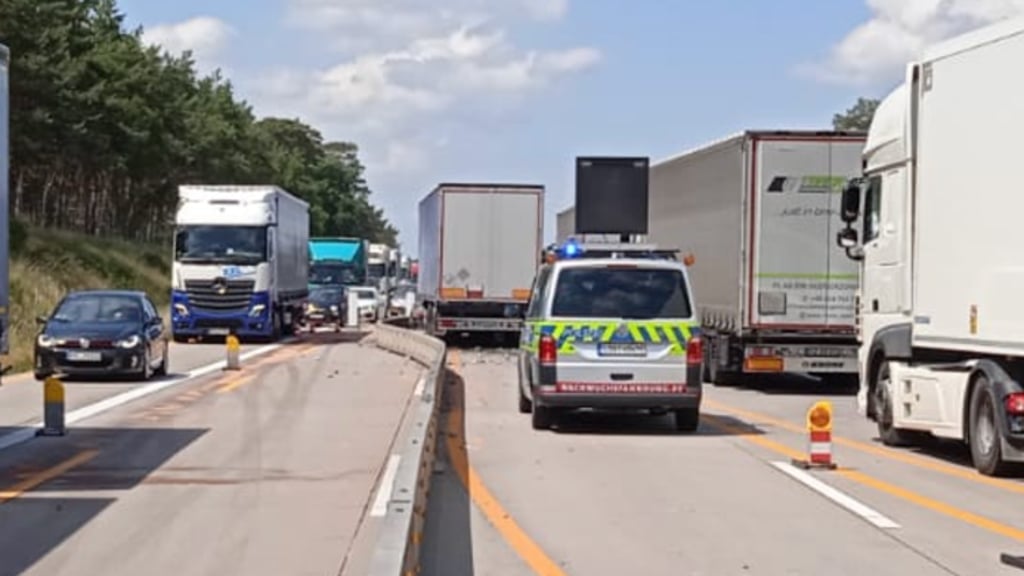 Ein Unfall mit einem Lkw zieht am Mittwochmorgen auf der Autobahn A2 bei Burg Richtung Hannover eine Vollsperrung mit Stau nach sich. Foto: