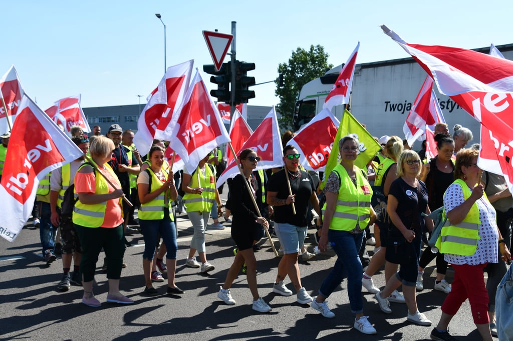 Mitarbeiter von Hermes Fulfilment in Haldensleben sind am Mittwoch für mehr Lohn auf die Straße gegangen.