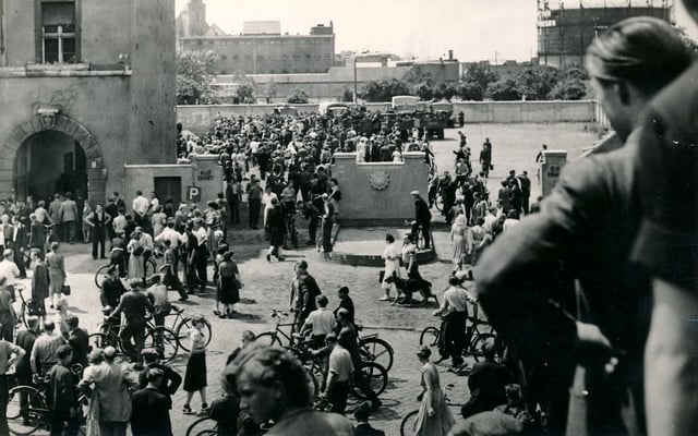 Demonstranten belagern das Polizeigebäude