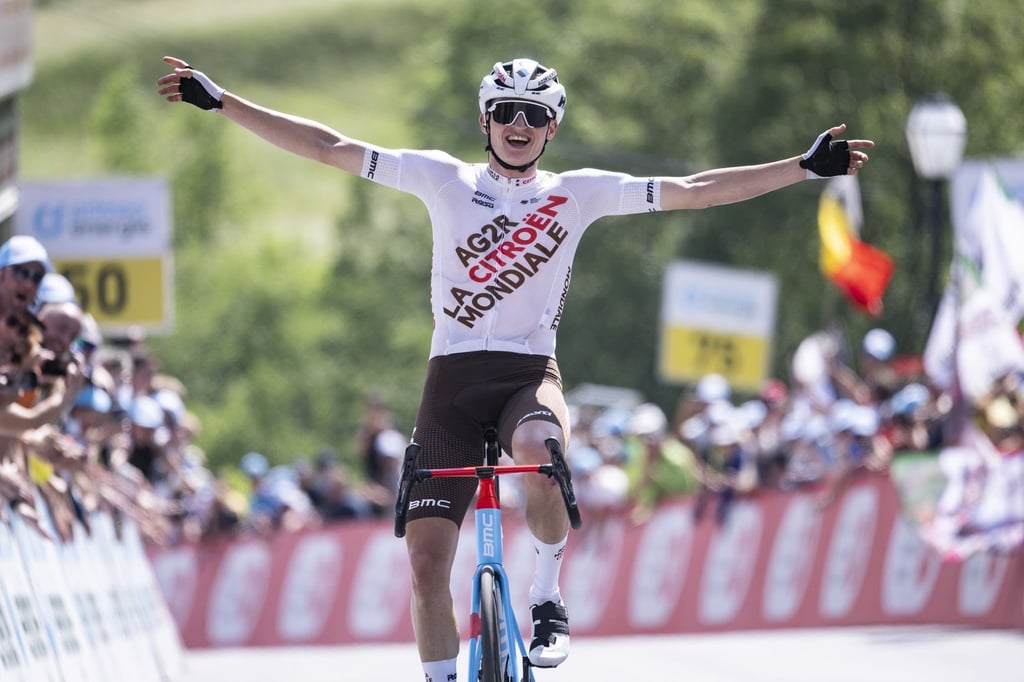 Felix Gall aus Österreich hat bei der Tour de Suisse überraschend das Gelbe Trikot übernommen.