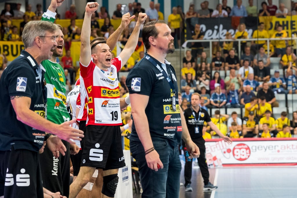 Misha Kaufmann (r), Trainer des ThSV Eisenach, beobachtet das Spiel.